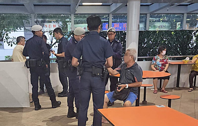 (已签发)柔:狮城二三事:疑不满鸡肉给太少 阿叔抓摊主头撞墙