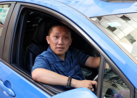 (已签发)柔:狮城二三事:疑欠赌债看不开德士乘客突跳车 警及时救人