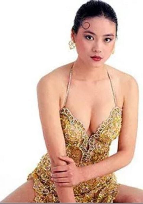 (已签发)柔:狮城二三事:陆小芬复出演理发师 地铁上抱“人头”回家练习
