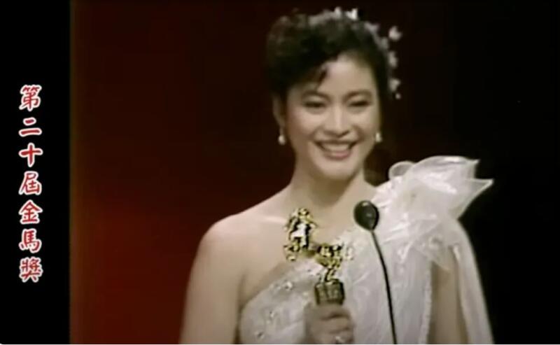 (已签发)柔:狮城二三事:陆小芬复出演理发师 地铁上抱“人头”回家练习