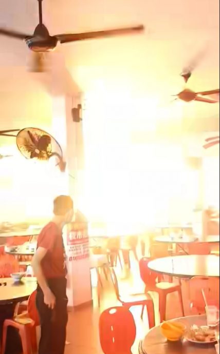 (已签发)柔:銮美食中心电箱爆炸 火光四射场面骇人