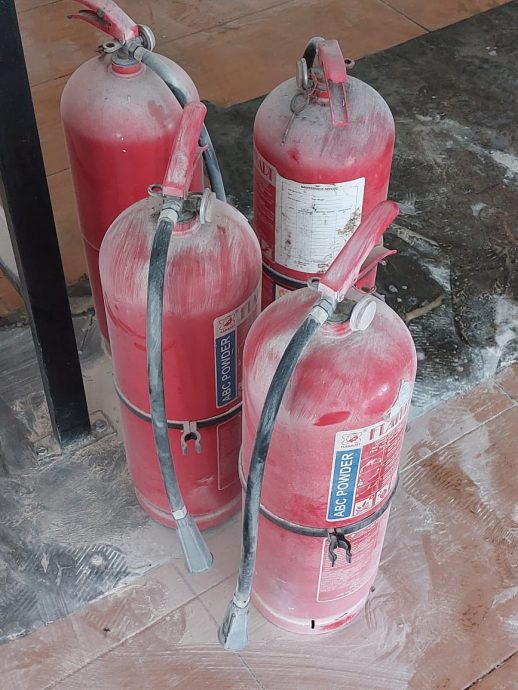 （已签发）柔：銮美食中心电箱爆炸 火光四射场面骇人
