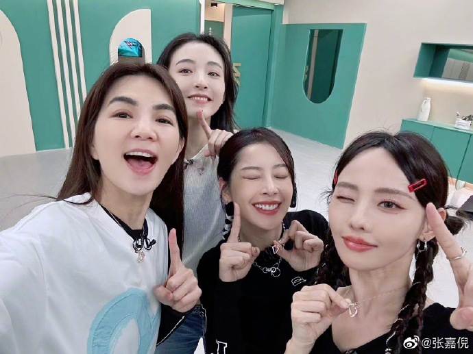 Ella“没这么女过”挨批秒改文 网轰搞文字狱