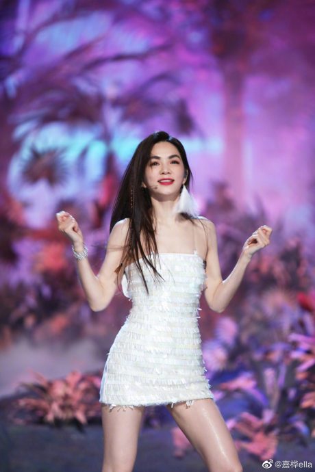 Ella“没这么女过”挨批秒改文 网轰搞文字狱