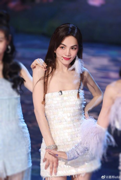 Ella“没这么女过”挨批秒改文 网轰搞文字狱