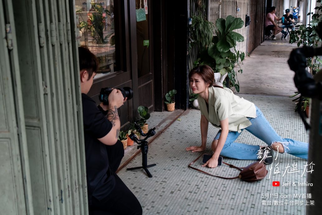  Inthira挺3月孕肚拍MV  1疯狂举动吓坏黄若熙