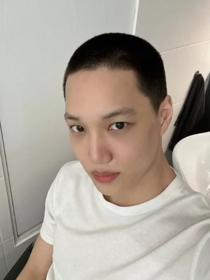 KAI剃平头入伍 EXO队友送别