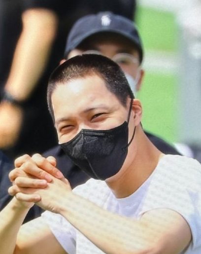 KAI剃平头入伍 EXO队友送别