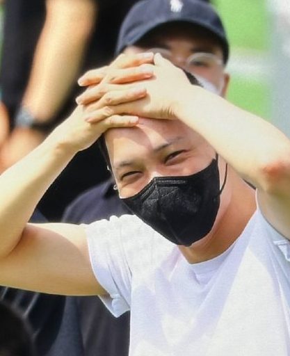 KAI剃平头入伍 EXO队友送别