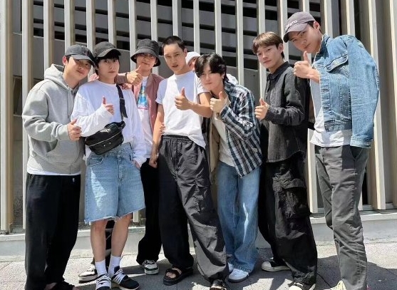 KAI剃平头入伍 EXO队友送别