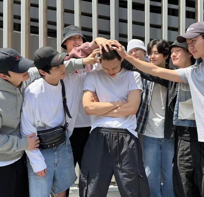 KAI剃平头入伍 EXO队友送别