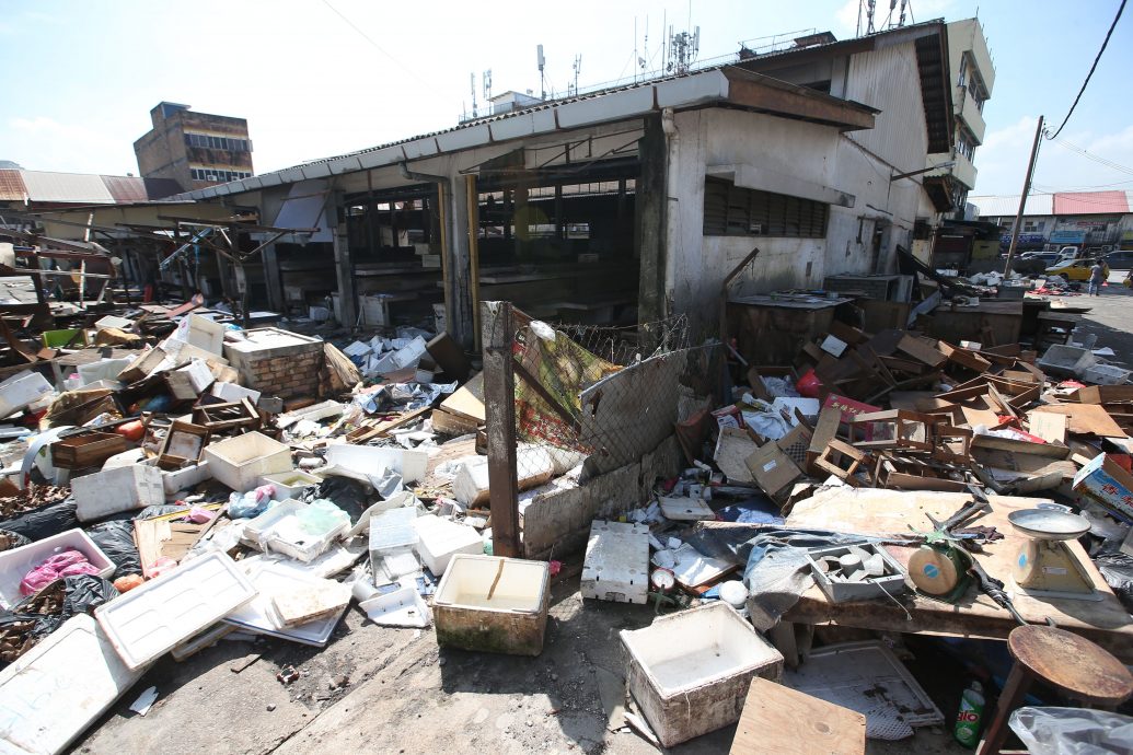 me03主文-大都会 / 欧阳捍华公布垃圾承包商非法倾倒垃圾到沙登新村早市巴刹的CCTV画面 / 6图