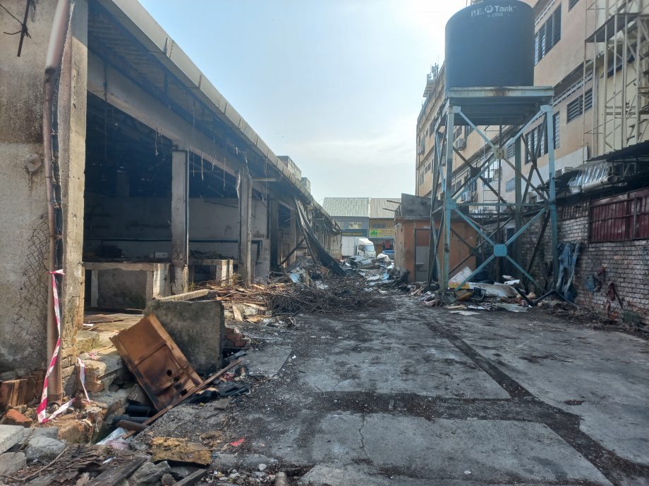 me03主文-大都会 / 欧阳捍华公布垃圾承包商非法倾倒垃圾到沙登新村早市巴刹的CCTV画面 / 6图