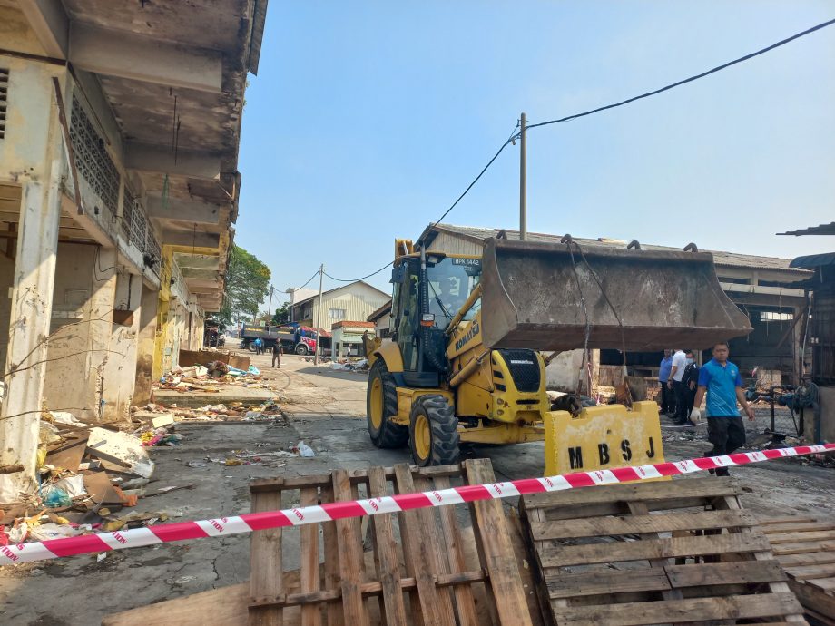 me03主文-大都会 / 欧阳捍华公布垃圾承包商非法倾倒垃圾到沙登新村早市巴刹的CCTV画面 / 6图