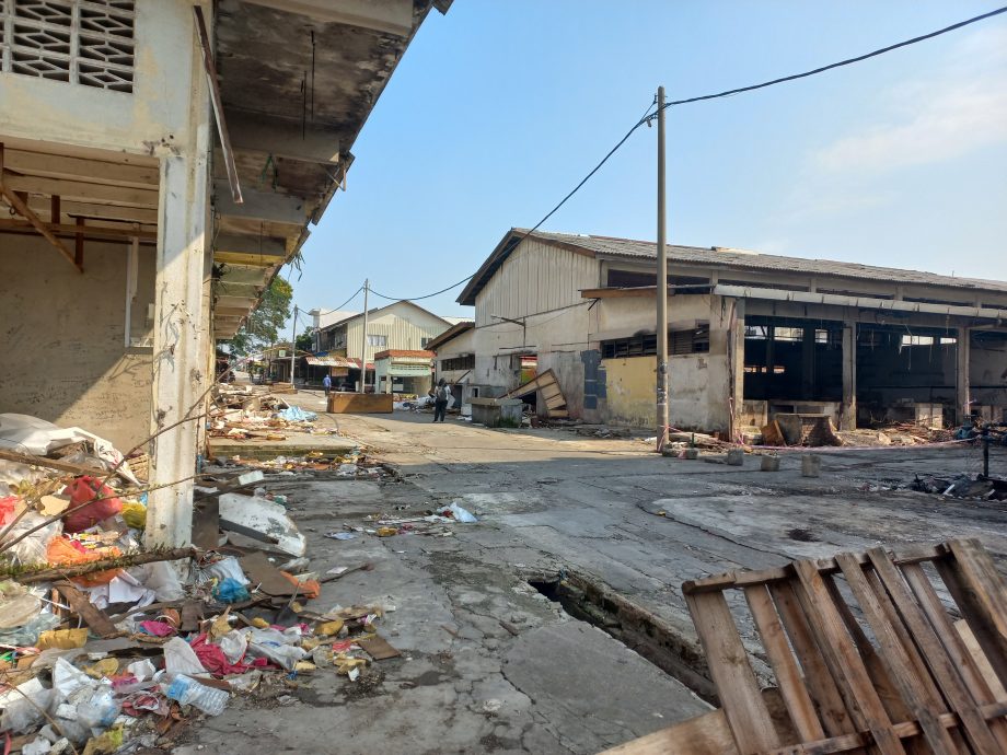 me03主文-大都会 / 欧阳捍华公布垃圾承包商非法倾倒垃圾到沙登新村早市巴刹的CCTV画面 / 6图