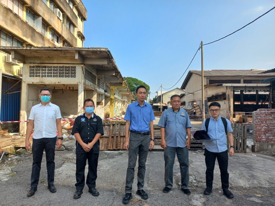 me03主文-大都会 / 欧阳捍华公布垃圾承包商非法倾倒垃圾到沙登新村早市巴刹的CCTV画面 / 6图