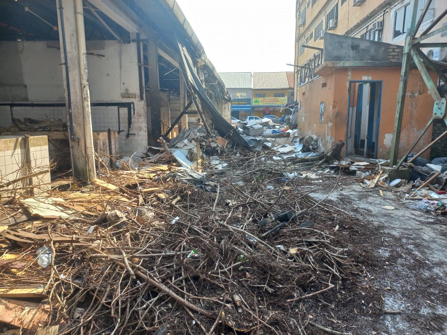 me03主文-大都会 / 欧阳捍华公布垃圾承包商非法倾倒垃圾到沙登新村早市巴刹的CCTV画面 / 6图