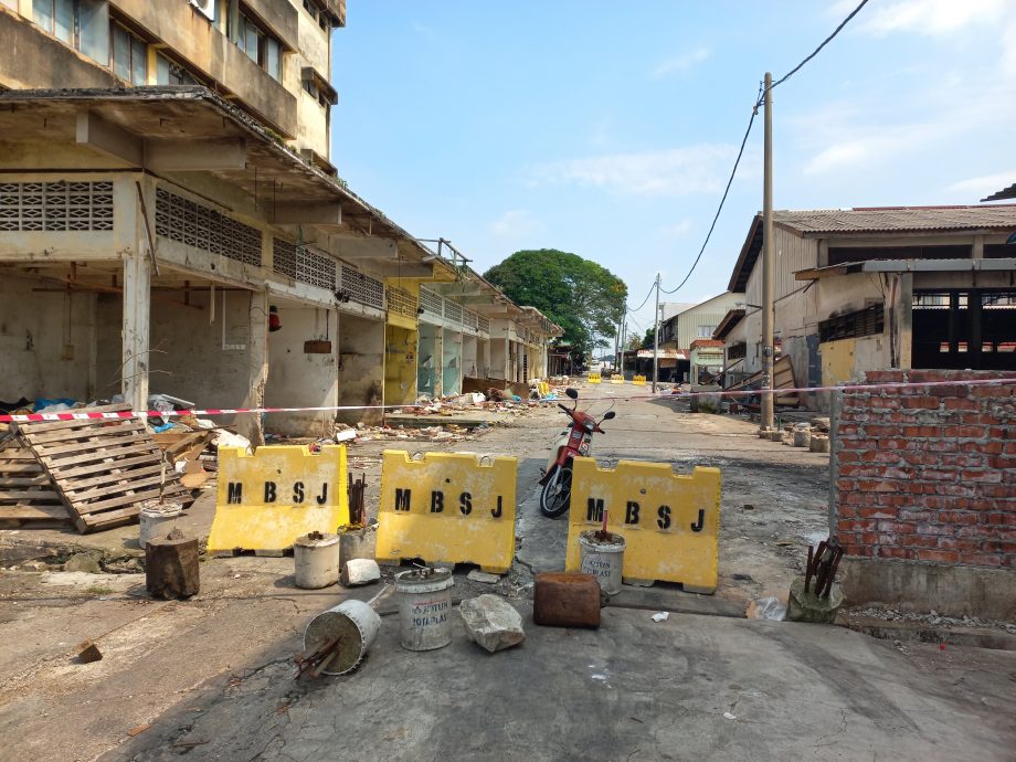 me03主文-大都会 / 欧阳捍华公布垃圾承包商非法倾倒垃圾到沙登新村早市巴刹的CCTV画面 / 6图