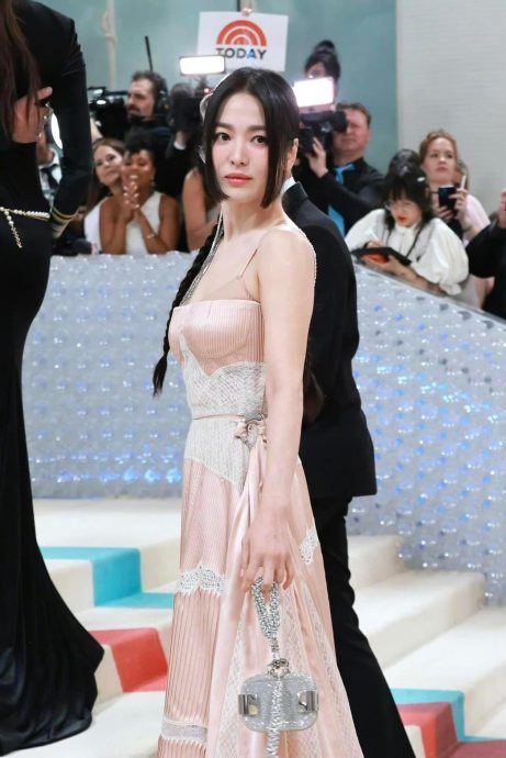 Met Gala｜杨紫琼宋慧乔双后同框 网惊叹：比14年前更美
