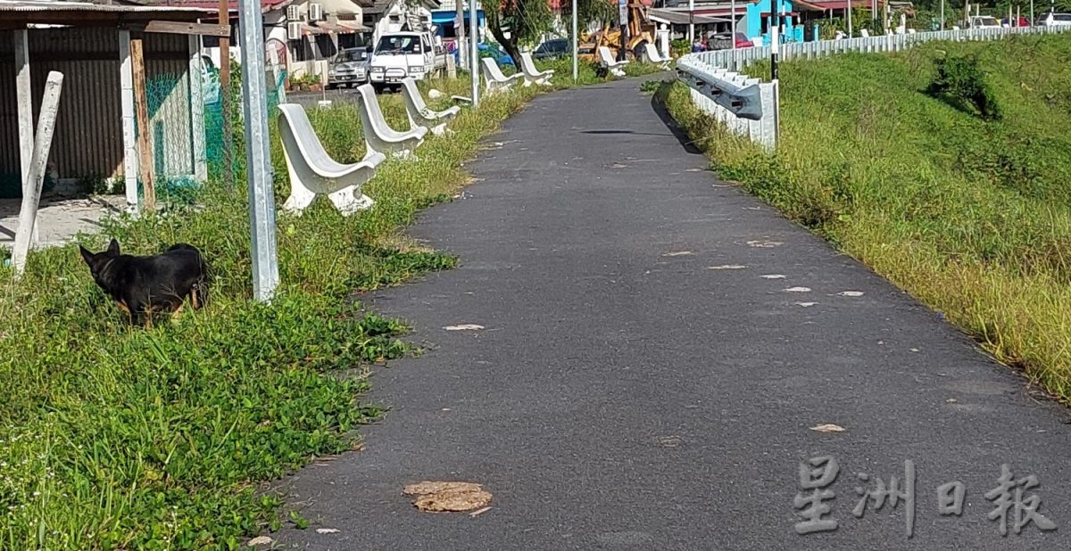 NS 晏斗:晏斗安格利花园河边18张休闲石椅建竣不到半年,4张遭不明人士砸烂