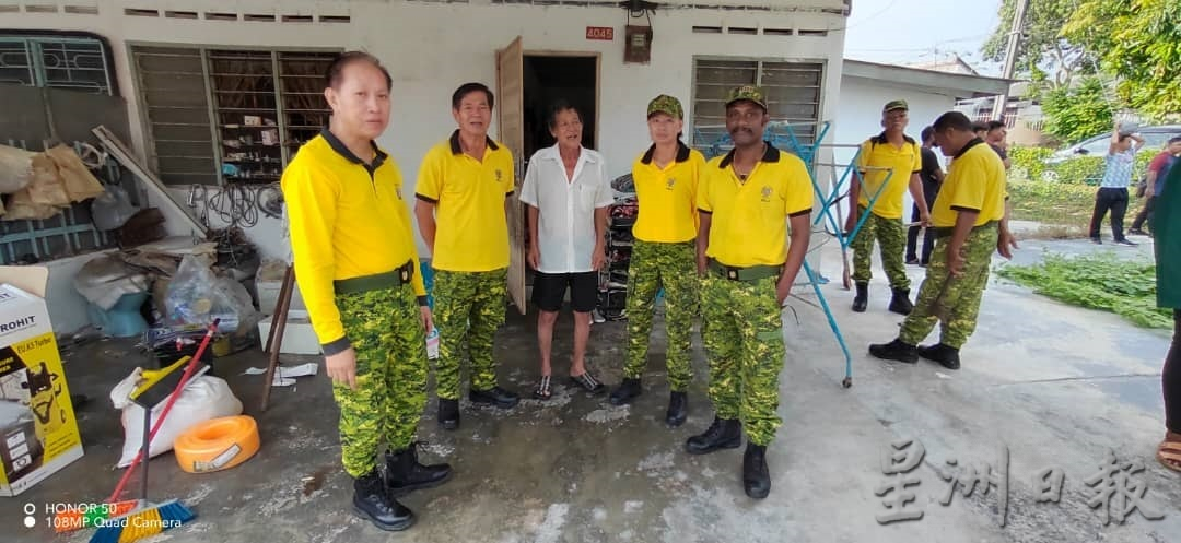 人民警卫团助孤老清理住家