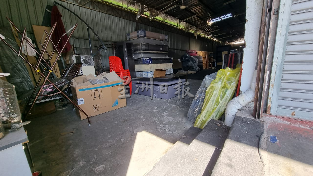 路面逢雨必灾殃及家具店 | 玛丽约瑟芬促市政厅找出问题症结对症下药