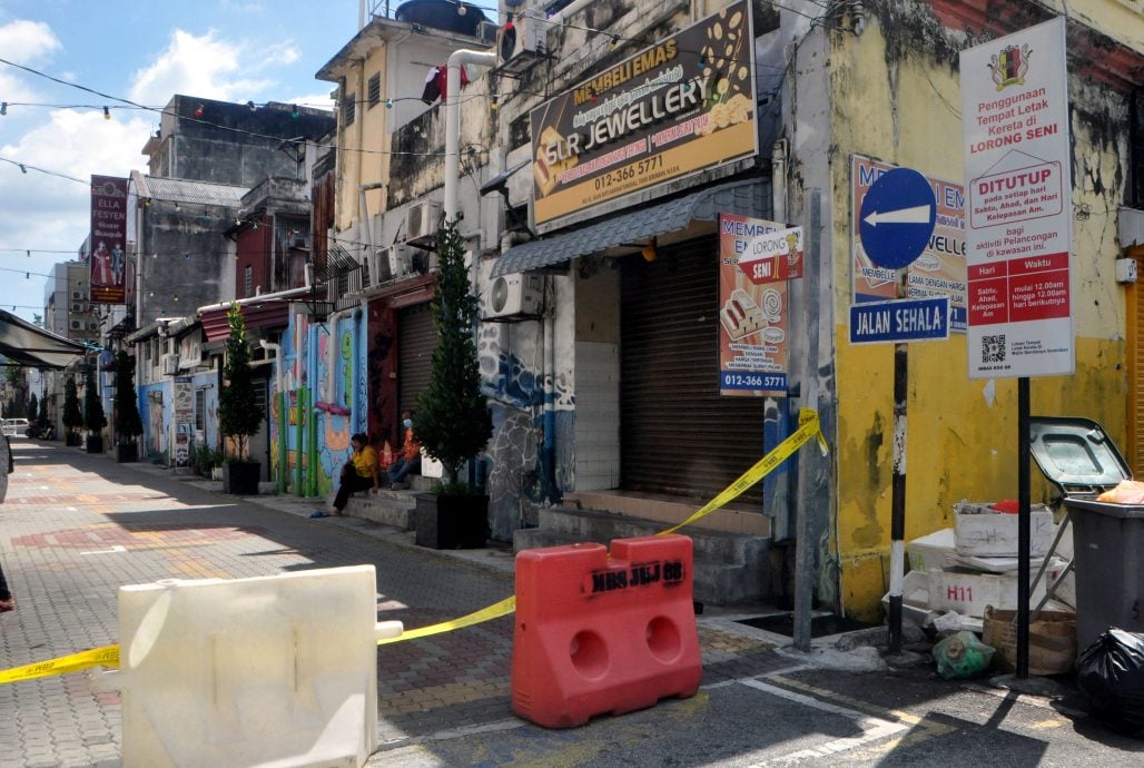 NS封面主文/艺术巷平常日突封路,商家们一头雾水 难道再落实全面封路?