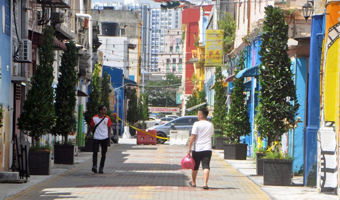 NS封面主文/艺术巷平常日突封路,商家们一头雾水 难道再落实全面封路?