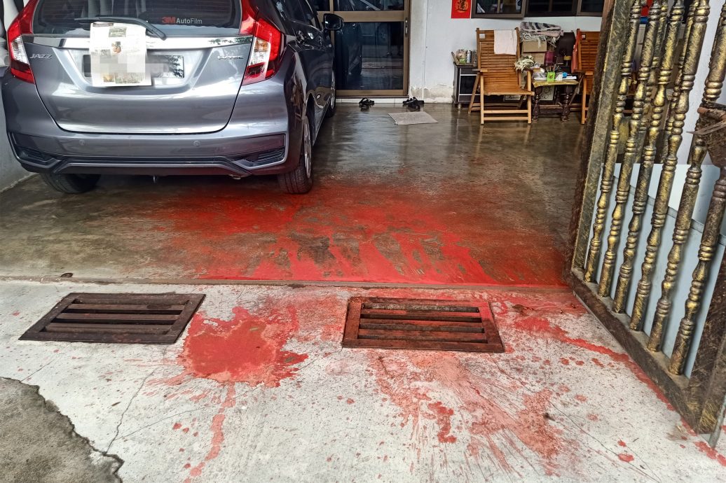 NS庇朥/ 一户华裔家庭外出参与女儿婚礼后返家园，发现住家门口无故遭泼红漆。