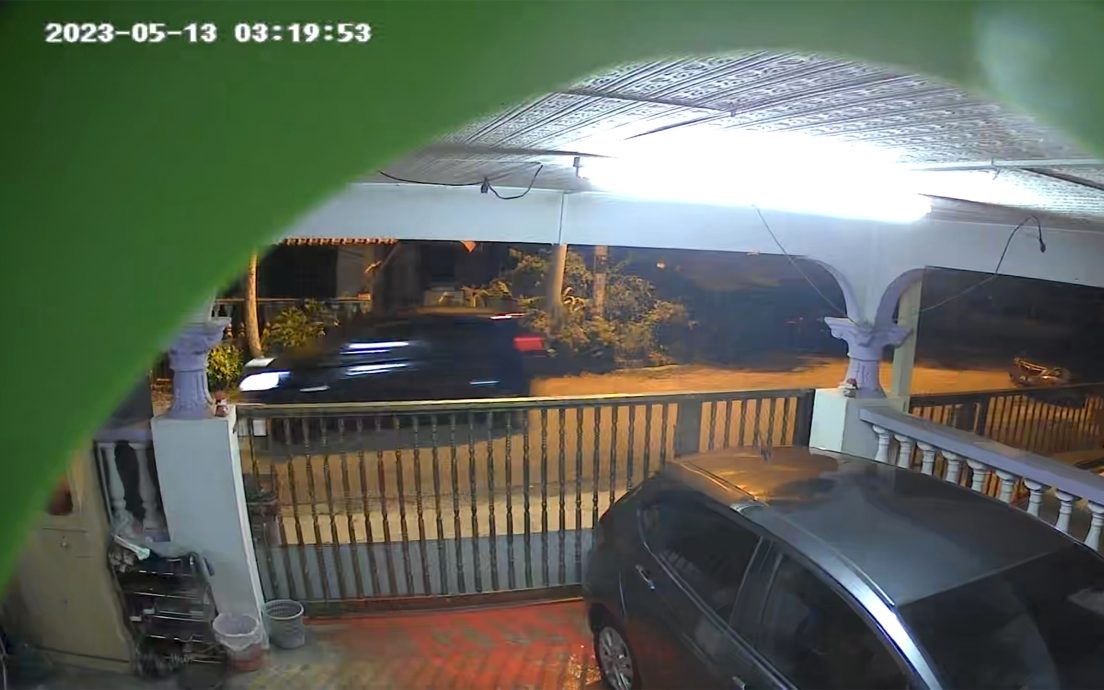 NS庇朥/ 一户华裔家庭外出参与女儿婚礼后返家园,发现住家门口无故遭泼红漆。