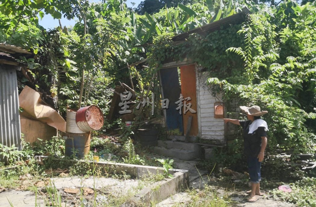大火烧毁安乐窝,老人拒绝安排安老院,却蜗居在厕所