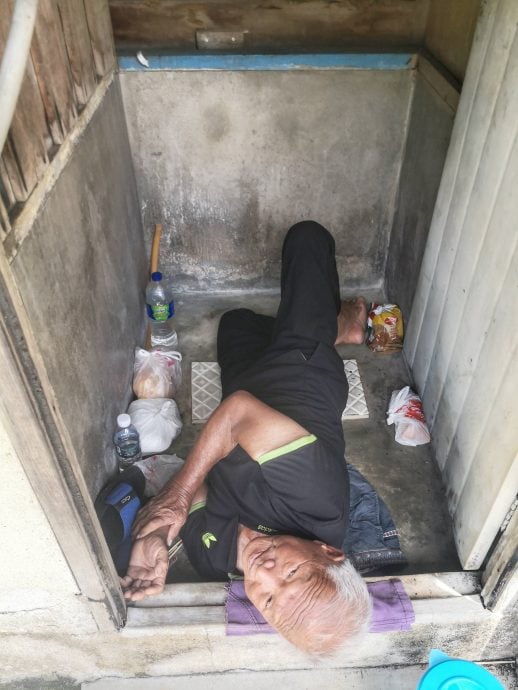 大火烧毁安乐窝,老人拒绝安排安老院,却蜗居在厕所