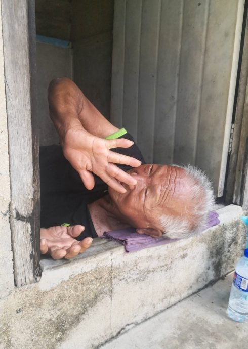 大火烧毁安乐窝,老人拒绝安排安老院,却蜗居在厕所