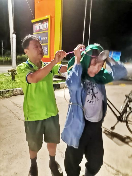 ns马口:学校家协主席和教师扮胶工还原历史