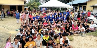 Volunteers spending half day at Orang Asli village