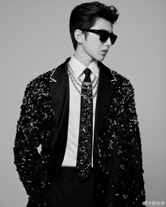 VOGUE把蔡徐坤标成王嘉尔 引爆双方粉丝怒火 