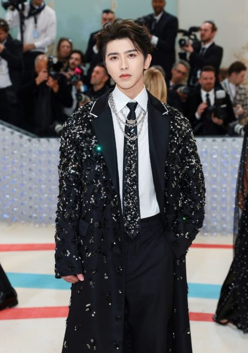 VOGUE把蔡徐坤标成王嘉尔 引爆双方粉丝怒火 