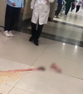 25岁孕妇双腿滑出宝宝!丈夫急抱她就医 带血婴儿惨被丢地上