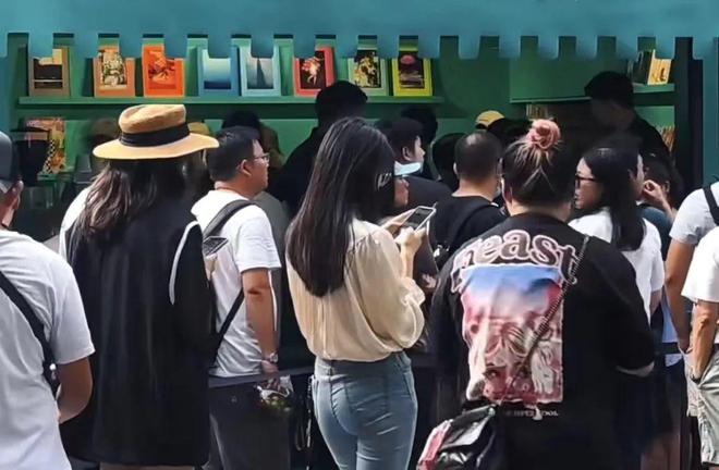 374令吉买个LV联名帆布袋 上海书店现人龙