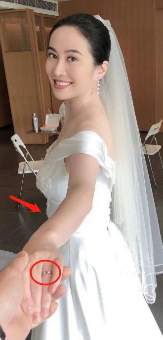 43岁叶璇晒婚纱照 小腹微凸被疑怀孕