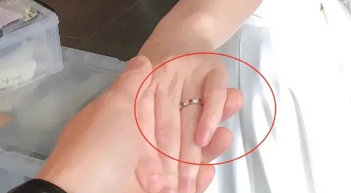 43岁叶璇晒婚纱照 小腹微凸被疑怀孕