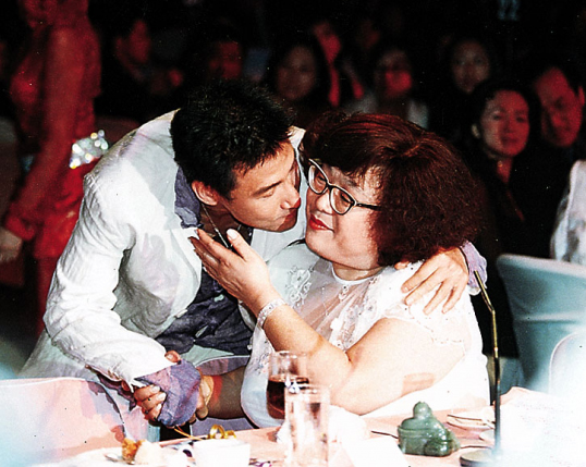 61岁张学友开唱秀一字马  网亏如杂耍背后原因藏洋葱