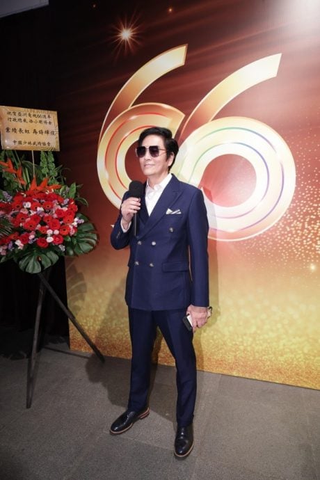 61岁陈庭威激罕现身亚视台庆 3个字回应感情生活