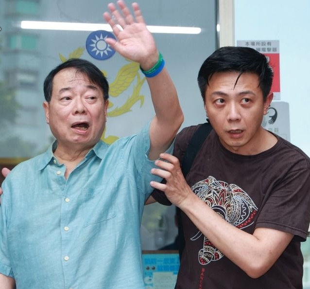 71岁廖峻遭影射性侵未遂 拄拐杖现身警局报案