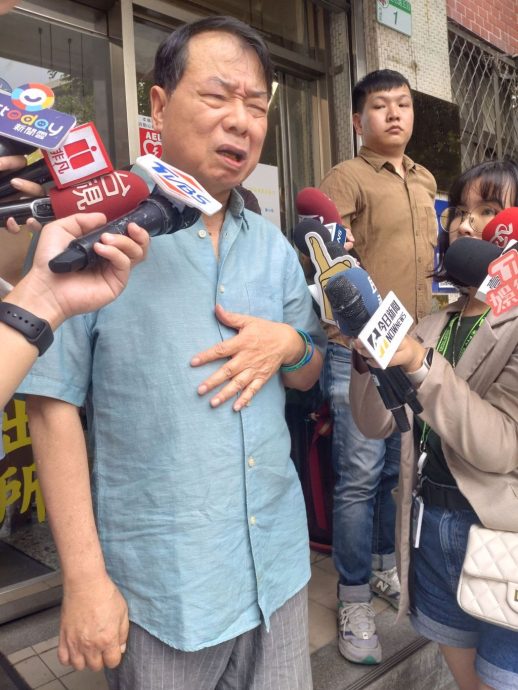 71岁廖峻遭影射性侵未遂 拄拐杖现身警局报案