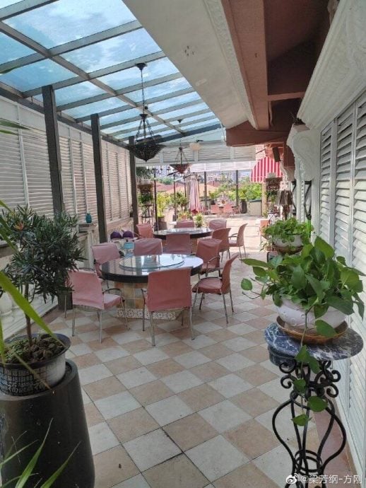 75岁“御用奸人”方刚 身家丰厚豪宅内可摘荔枝