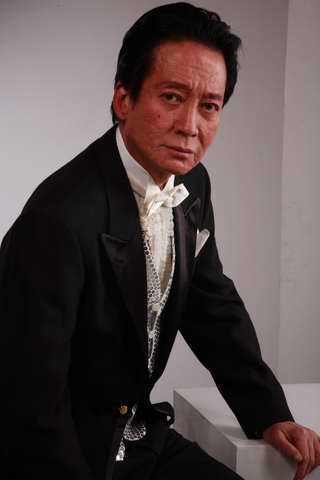 75岁“御用奸人”方刚 身家丰厚豪宅内可摘荔枝