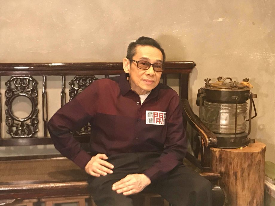 78岁泰迪罗宾被野生捕获  街头唏嘘等巴士