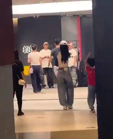 Baby携子逛商场 小海绵暴风式长高