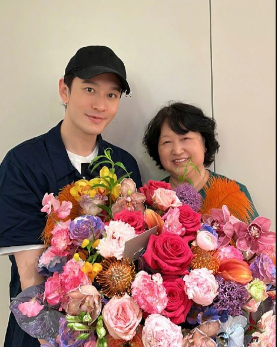 Baby携子逛商场 小海绵暴风式长高